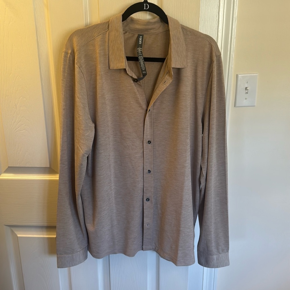 Vuori Men’s Long Sleeve Twill Button Down in Camel Heather